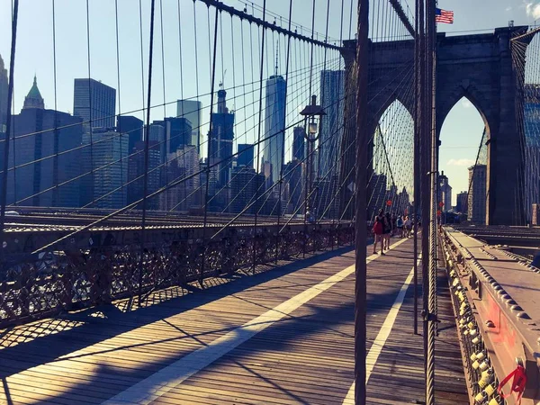 Passarela de Brooklyn ponte e edifícios em Manhattan em estilo vintage, Nova York — Fotografia de Stock