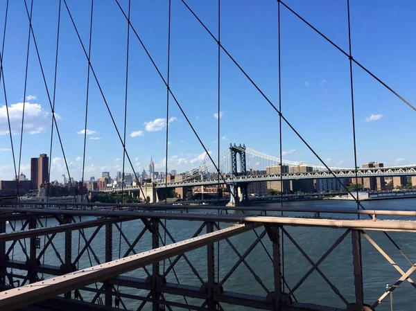 La ciudad y el puente de Manhattan sobre el río desde Brooklyn vista puente, Nueva York — Foto de Stock