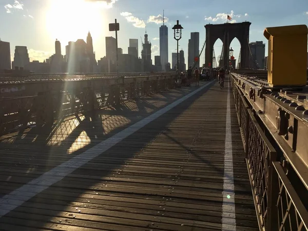 Passagem da ponte de Brooklyn antes do pôr-do-sol, Nova Iorque — Fotografia de Stock