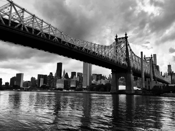 Pont Queensboro au-dessus de la rivière et bâtiments de la ville en noir et blanc, Manhattan, New York — Photo