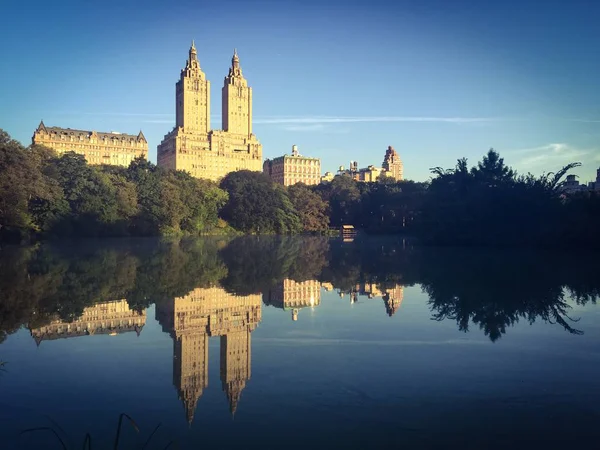 Central Park, New York, binaların yansıma