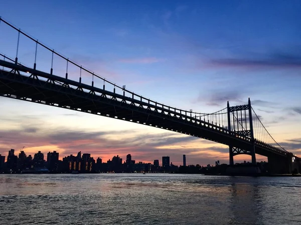 Triborough Köprüsü ve daha önce gün batımı, Astoria park, New York şehir silüeti