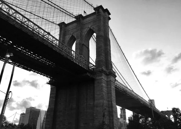 Бруклінський міст в чорно-білому стилі, Бруклін, Нью-Йорк — стокове фото