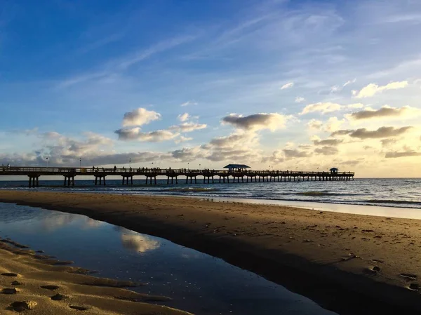 Quando la spiaggia è separata dalla marea al mattino — Foto Stock