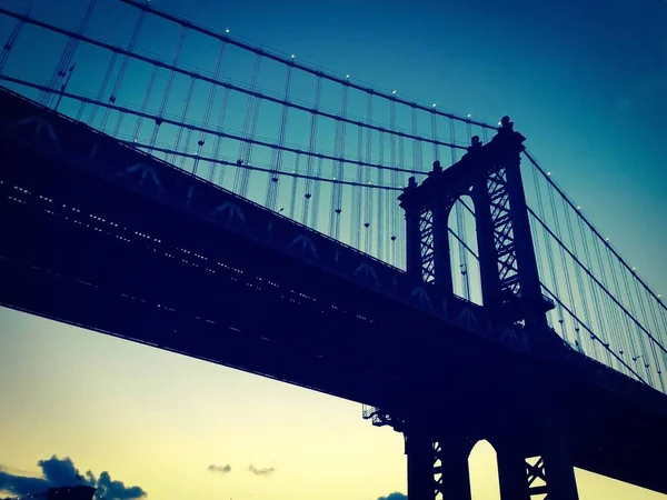 Силуэт Манхэттенского моста в винтажном стиле, Нью-Йорк — стоковое фото