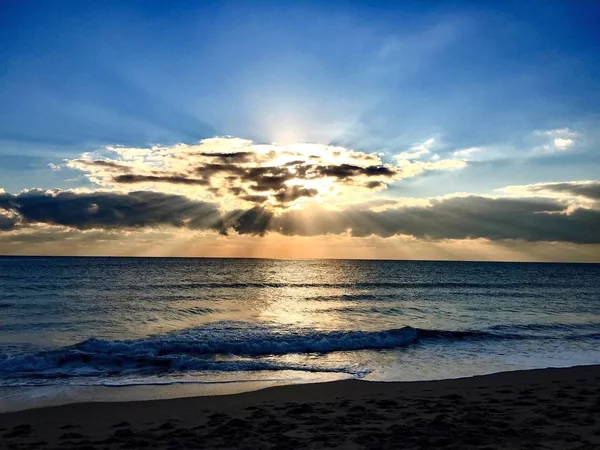 Lever de soleil sur la plage avec ciel bleu, Floride — Photo