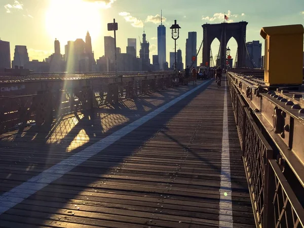 Passarela de Brooklyn ponte e edifícios com pôr do sol em estilo vintage, Manhattan, Nova York — Fotografia de Stock