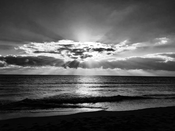Lever de soleil derrière le nuage sur la plage dans un style noir et blanc, Floride — Photo