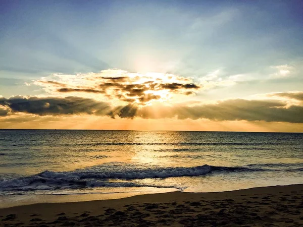 Lever de soleil derrière le nuage sur la plage, Floride — Photo