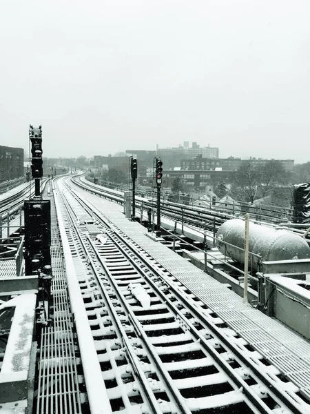 Ferroviária com neve em estilo vintage na 61st-Woodside, plataforma da estação de metrô, Nova York — Fotografia de Stock