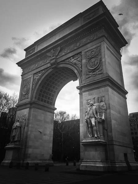 Arco cuadrado de Washington en estilo blanco y negro, Nueva York — Foto de Stock