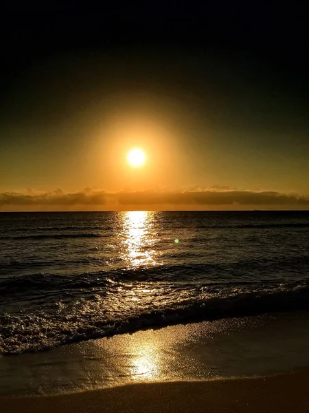Sunrise reflète sur l'océan sombre dans un style coloré vibrant — Photo