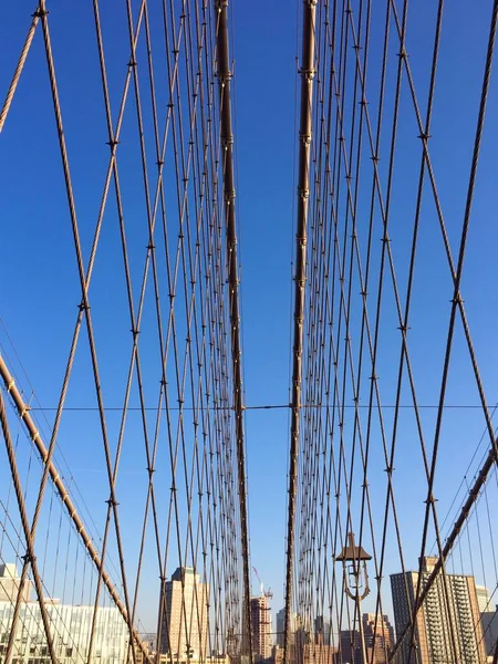 Cable del puente de Brooklyn y edificios con cielo azul, Nueva York — Foto de Stock