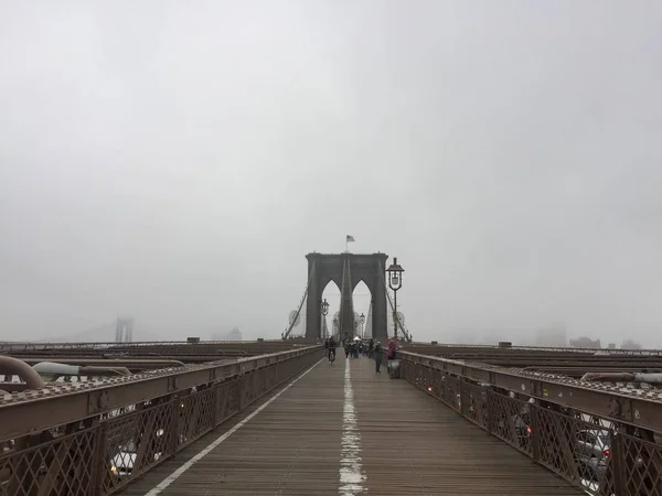 Puente de Brooklyn y ciudad en la niebla — Foto de Stock