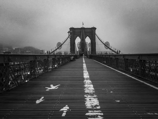 Pasarela puente Brooklyn y niebla en estilo blanco y negro — Foto de Stock