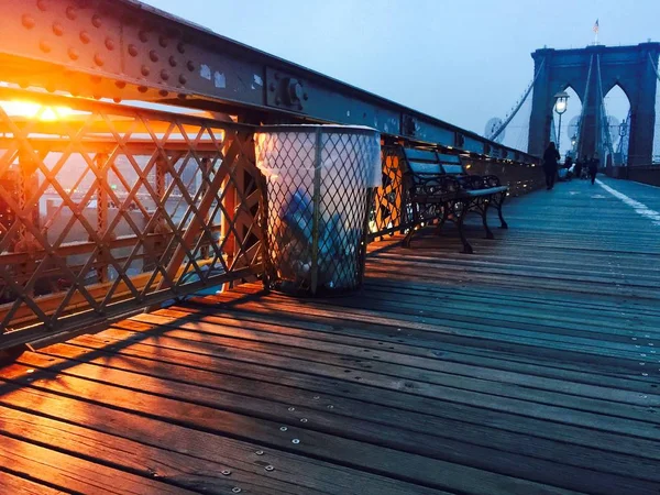 Lixeira e banco na passarela na ponte Brooklyn no estilo colorido vintage névoa, Nova York — Fotografia de Stock