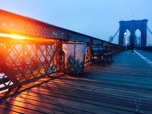 Lixo Banco Passarela Ponte Brooklyn Com Nevoeiro Antes Noite Estilo — Fotografia de Stock