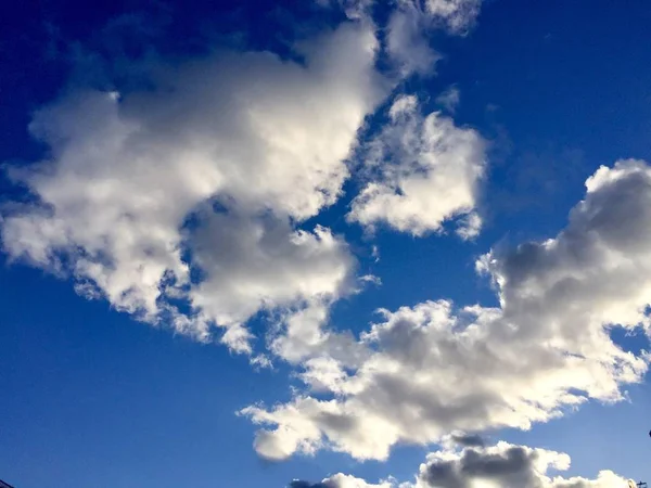 Затінення хмарного яскраво-блакитного неба і сонячного світла — стокове фото