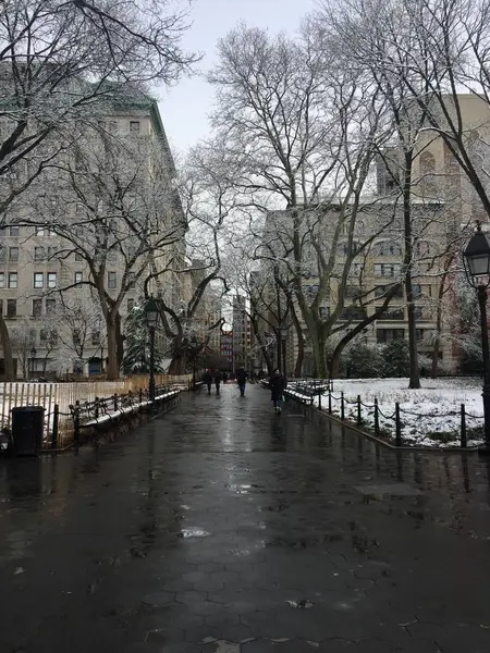Pasarela húmeda después de la nieve en el parque Washington Square, Nueva York — Foto de Stock