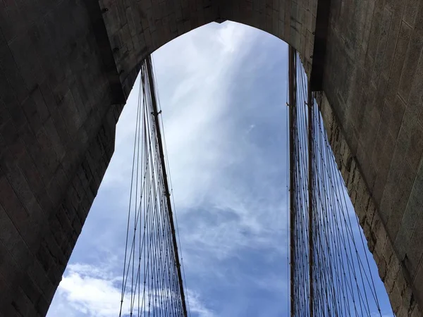 Blauwe hemel achter tunnel en kabel in Brooklyn bridge — Stockfoto