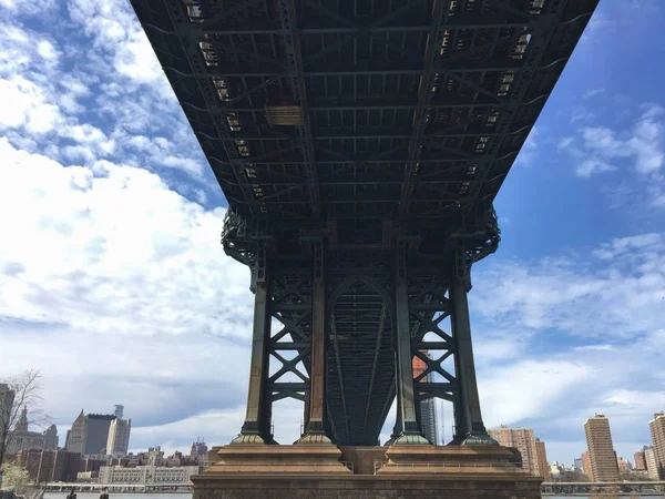 Estrutura sob ponte de Manhattan com céu nublado — Fotografia de Stock