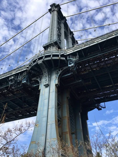 Pont de Manhattan avec ciel nuageux à vue latérale — Photo