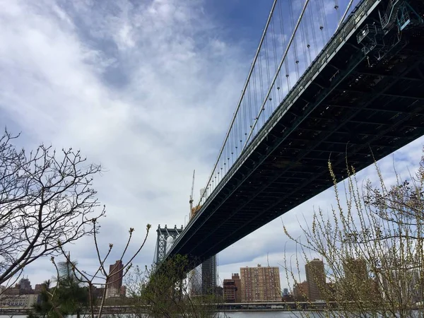 Manhattan Köprüsü Nehri ile bulutlu gökyüzü — Stok fotoğraf