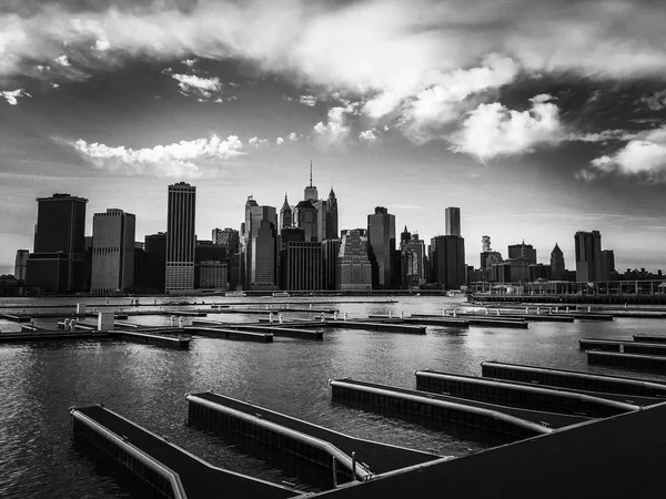 Edifici di Manhattan e porti in stile bianco e nero — Foto Stock