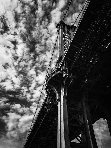 Bulutlu gökyüzü siyah beyaz tarzı ile Manhattan Köprüsü