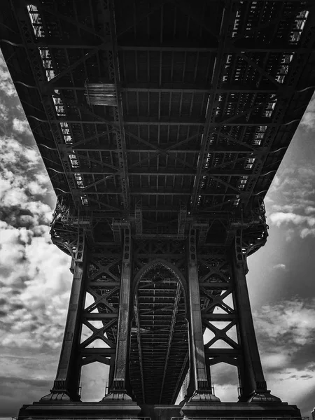 Manhattan Köprüsü ile siyah beyaz tarzı bulutlu gökyüzü altında yapısı