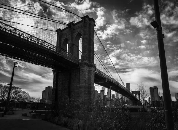 Brooklyn bridge, park und gebäude in manhattan in schwarz und weiß — Stockfoto