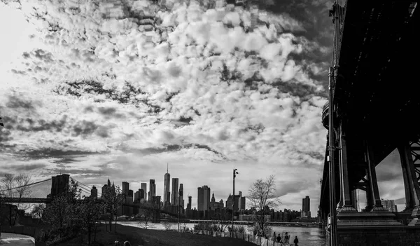 Manhattan bridge and Brooklyn bridge at park and buildings in Manhattan with cloudy sky in black and white style — Stock Photo, Image