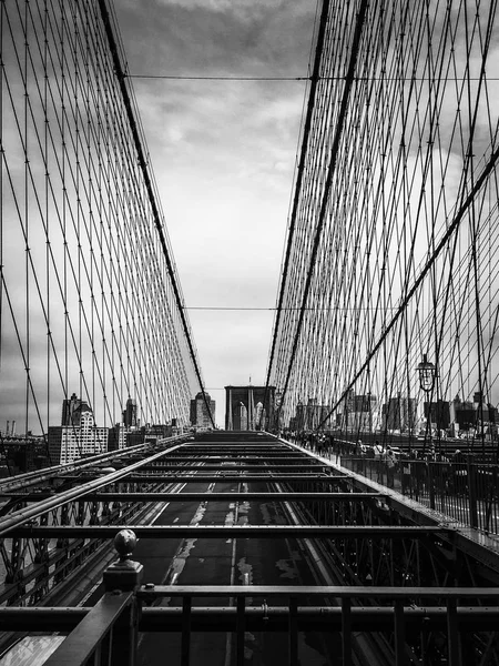 Brooklyn bridge structure over the road and cable in black and white style — Stock Photo, Image