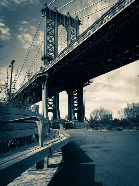 Ponte de Manhattan e banco de parque em estilo vintage — Fotografia de Stock