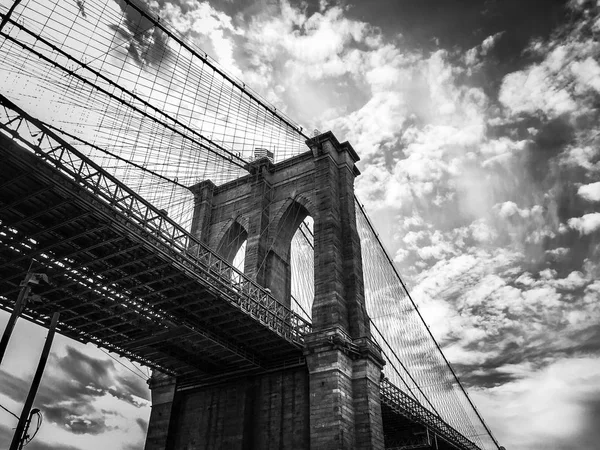 Puente de Brooklyn con cielo nublado en estilo blanco y negro —  Fotos de Stock