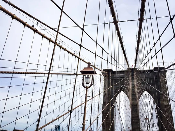 Puente de Brooklyn y cable con cielo brumoso en viveza — Foto de Stock