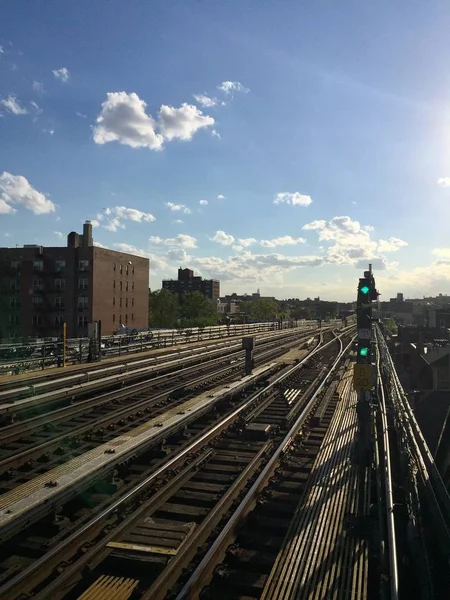 Metro demiryolu parça bulutlu gökyüzü ve güneş ışığı ile — Stok fotoğraf