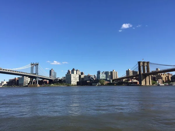 Puente de Manhattan y puente de Brooklyn sobre el río con cielo azul —  Fotos de Stock