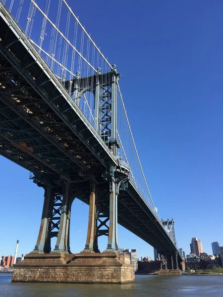 A folyó és a város egyértelműen ég a vintage stílusú, New York-i Manhattan híd — Stock Fotó
