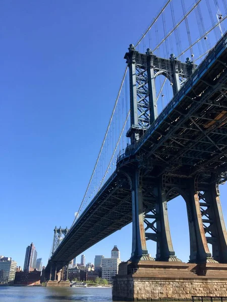 Manhattan híd a folyón és egyértelműen kék ég — Stock Fotó
