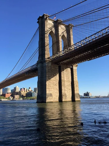 Puente de Brooklyn se refleja en el río con el cielo claramente azul — Foto de Stock