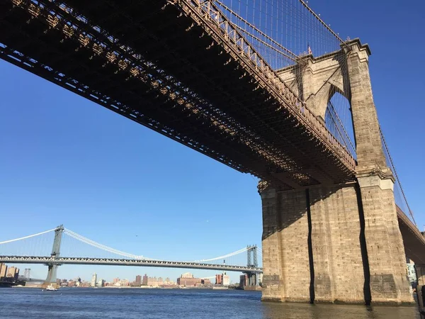 Brooklyn-híd és a Manhattan-híd egyértelműen kék ég — Stock Fotó