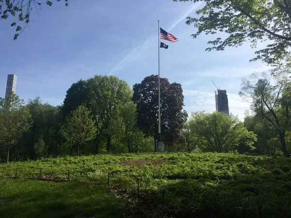 Amerikansk flagg stång vid Central Park i slutet av våren — Stockfoto