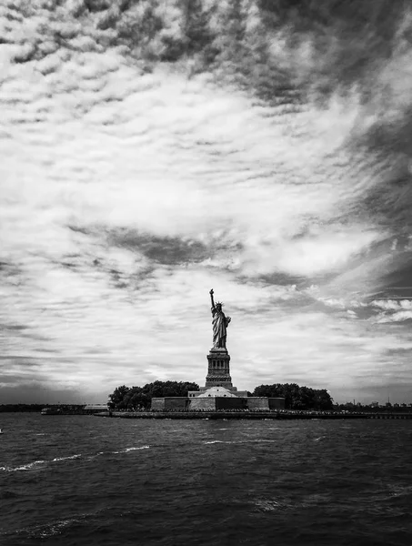 Özgürlük heykeli bulutlu gökyüzü siyah beyaz tarzı ile su üzerinde