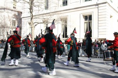 Manhattan, New York 17 Şubat 2017: st patrick's günü Amerikan bayrakları ile geçit bir parçası