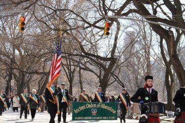 Manhattan, New York 17 Şubat 2017: st patrick's day ve trafik ışığı Central Park yakınındaki geçit bir parçası