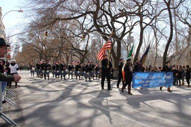 Manhattan, New York 17 Şubat 2017: geçit töreni ve izleyicilerin st patrick's day üzerinde bir parçası