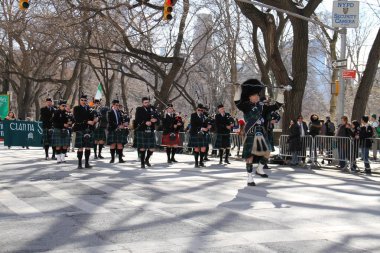 Manhattan, New York 17 Şubat 2017: st patrick's day ve ağaçlar Central Park'ta bir geçit