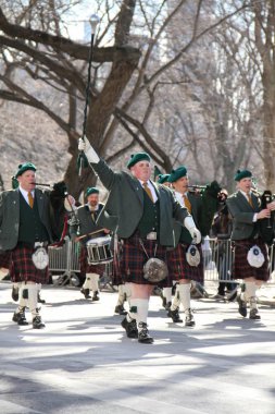 Manhattan, New York 17 Şubat 2017: bir müzik yürüyen bant geçit st patrick's day ve Central Park, ağaçlar
