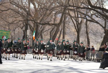 Manhattan, New York 17 Şubat 2017: müzisyenler geçit st patrick's day ve Central Park, ağaçlar